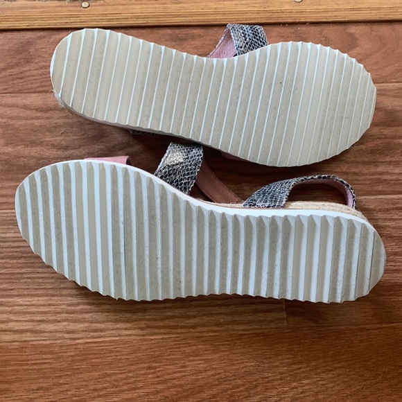 BOBS from Skechers memory foam Two-tone strappy sandals ~ NEW - Picture 7 of 7